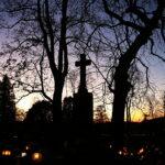 01.11.2024. Kielce. Cmentarz Stary o zachodzie słońca / Fot. Wiktor Taszłow - Radio Kielce