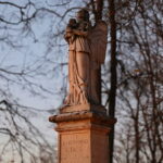 01.11.2024. Kielce. Cmentarz Stary o zachodzie słońca / Fot. Wiktor Taszłow - Radio Kielce