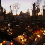 01.11.2024. Kielce. Cmentarz Stary o zachodzie słońca / Fot. Wiktor Taszłow - Radio Kielce