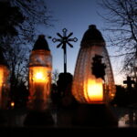 01.11.2024. Kielce. Cmentarz Stary o zachodzie słońca / Fot. Wiktor Taszłow - Radio Kielce