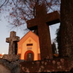 01.11.2024. Kielce. Cmentarz Stary o zachodzie słońca / Fot. Wiktor Taszłow - Radio Kielce