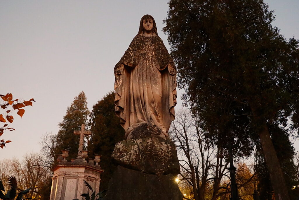 Cenne nagrobki czekają na renowację. Po raz 33. odbędzie się kwesta - Radio Kielce 01.11.2024. Kielce. Cmentarz Stary o zachodzie słońca / Fot. Wiktor Taszłow - Radio Kielce