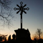 01.11.2024. Kielce. Cmentarz Stary o zachodzie słońca / Fot. Wiktor Taszłow - Radio Kielce