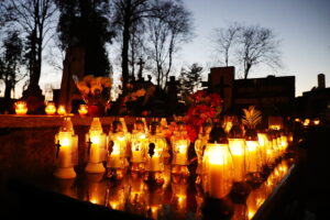 01.11.2024. Kielce. Cmentarz Stary o zachodzie słońca / Fot. Wiktor Taszłow - Radio Kielce