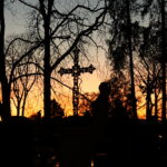 01.11.2024. Kielce. Cmentarz Stary o zachodzie słońca / Fot. Wiktor Taszłow - Radio Kielce