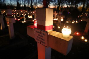 01.11.2024. Kielce. Cmentarz Stary o zachodzie słońca / Fot. Wiktor Taszłow - Radio Kielce