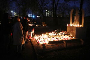 01.11.2024. Kielce. Cmentarz Stary o zachodzie słońca / Fot. Wiktor Taszłow - Radio Kielce