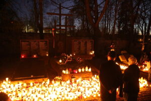 01.11.2024. Kielce. Cmentarz Stary o zachodzie słońca / Fot. Wiktor Taszłow - Radio Kielce