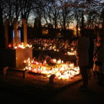 01.11.2024. Kielce. Cmentarz Stary o zachodzie słońca / Fot. Wiktor Taszłow - Radio Kielce