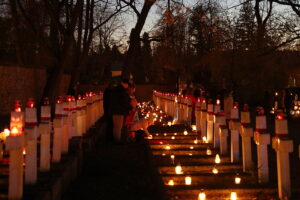 01.11.2024. Kielce. Cmentarz Stary o zachodzie słońca / Fot. Wiktor Taszłow - Radio Kielce