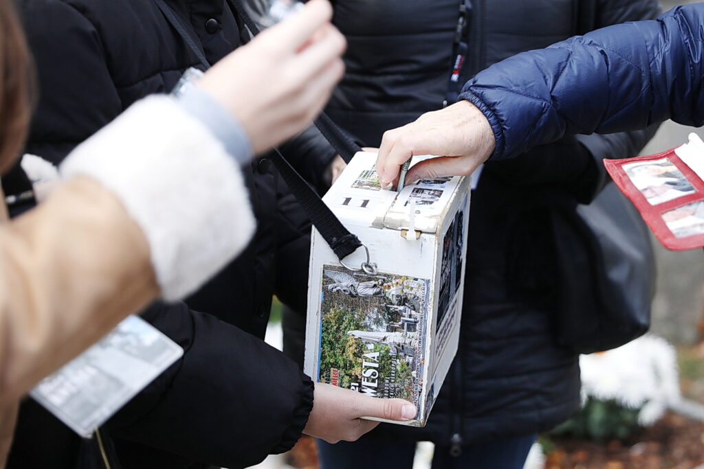 Cenne nagrobki czekają na renowację. Po raz 33. odbędzie się kwesta - Radio Kielce Stowarzyszenie poszukuje wolontariuszy do kwest na kieleckich cmentarzach