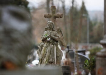 Cenne nagrobki czekają na renowację. Po raz 33. odbędzie się kwesta - Radio Kielce Cenne nagrobki czekają na renowację. Po raz 33. odbędzie się kwesta