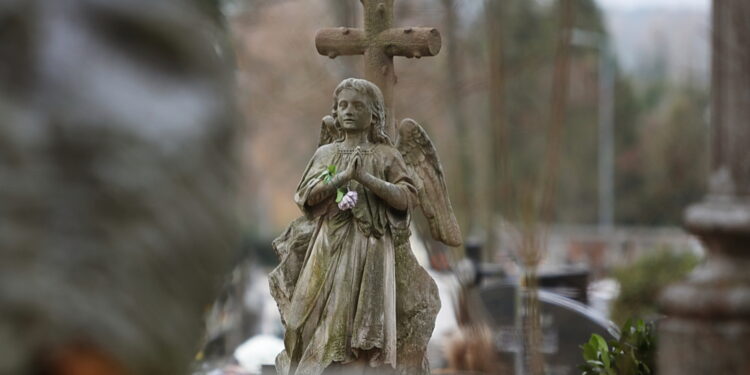 Cenne nagrobki czekają na renowację. Po raz 33. odbędzie się kwesta - Radio Kielce Cenne nagrobki czekają na renowację. Po raz 33. odbędzie się kwesta