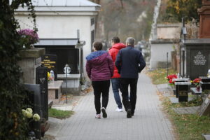 Pogoda dopisała. Tłumy na cmentarzu w Cedzynie - Radio Kielce