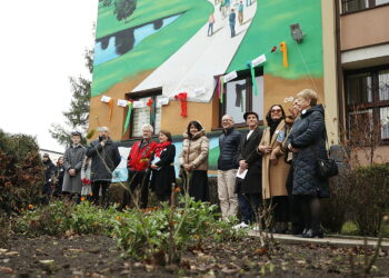 7.11.2024. Kielce. Odsłonięcie muralu na I LO / Fot. Wiktor Taszłow – Radio Kielce