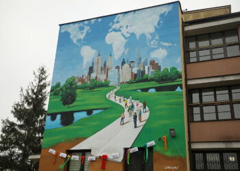Najpiękniejszy w Polsce mural jest w Kielcach! - Radio Kielce 7.11.2024. Kielce. Odsłonięcie muralu na I LO / Fot. Wiktor Taszłow – Radio Kielce