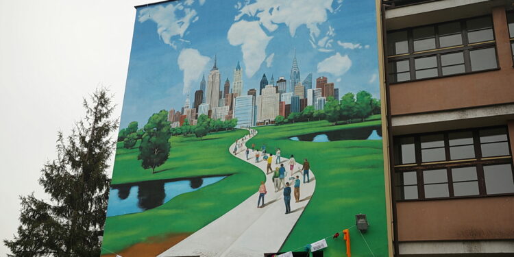 Najpiękniejszy w Polsce mural jest w Kielcach! - Radio Kielce 7.11.2024. Kielce. Odsłonięcie muralu na I LO / Fot. Wiktor Taszłow – Radio Kielce