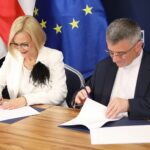 19.11.2024. Kielce. Podpisanie umowy na utworzenie Zakładu Aktywności Zawodowej. Na zdjęciu (od lewej): Renata Janik - wicemarszałek województwa świętokrzyskiego, ksiądz Andrzej Drapała - prezes Stowarzyszenia „Nadzieja Rodzinie” / Fot. Wiktor Taszłow - Radio Kielce