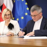 19.11.2024. Kielce. Podpisanie umowy na utworzenie Zakładu Aktywności Zawodowej. Na zdjęciu (od lewej): Renata Janik - wicemarszałek województwa świętokrzyskiego, ksiądz Andrzej Drapała - prezes Stowarzyszenia „Nadzieja Rodzinie” / Fot. Wiktor Taszłow - Radio Kielce