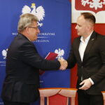 20.11.2024. Na zdjęciu (od lewej): Józef Bryk - wojewoda świętokrzyski oraz Piotr Krampikowski - dyrektor kieleckiego oddziału GDDKiA / Fot. Wiktor Taszłow - Radio Kielce