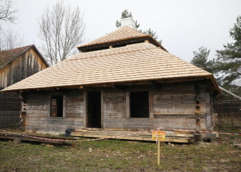 Tokarnia. Muzeum Wsi Kieleckiej. Remont Kałamarzyka / Fot. Wiktor Taszłow - Radio Kielce