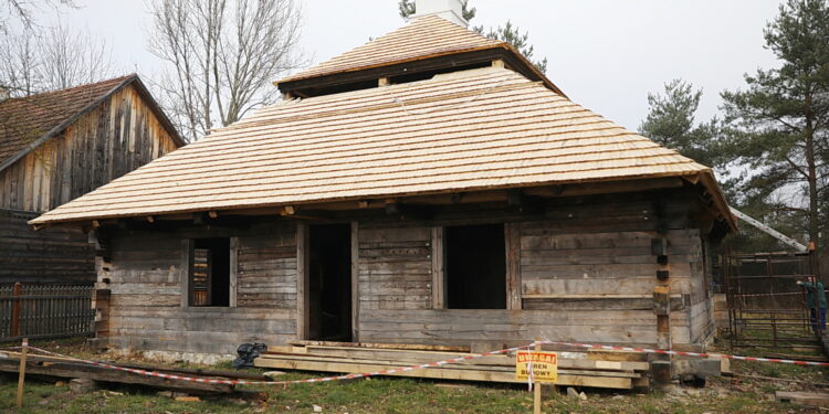 Tokarnia. Muzeum Wsi Kieleckiej. Remont Kałamarzyka / Fot. Wiktor Taszłow - Radio Kielce