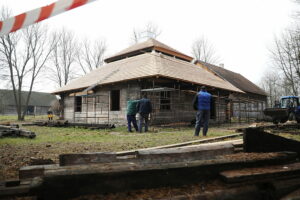 Tokarnia. Muzeum Wsi Kieleckiej. Remont Kałamarzyka / Fot. Wiktor Taszłow - Radio Kielce