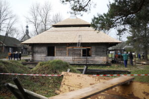 Tokarnia. Muzeum Wsi Kieleckiej. Remont Kałamarzyka / Fot. Wiktor Taszłow - Radio Kielce