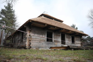 Tokarnia. Muzeum Wsi Kieleckiej. Remont Kałamarzyka / Fot. Wiktor Taszłow - Radio Kielce