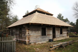 Tokarnia. Muzeum Wsi Kieleckiej. Remont Kałamarzyka / Fot. Wiktor Taszłow - Radio Kielce