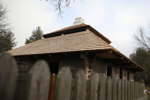 Tokarnia. Muzeum Wsi Kieleckiej. Remont Kałamarzyka / Fot. Wiktor Taszłow - Radio Kielce