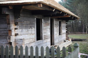 Tokarnia. Muzeum Wsi Kieleckiej. Remont Kałamarzyka / Fot. Wiktor Taszłow - Radio Kielce