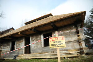 Tokarnia. Muzeum Wsi Kieleckiej. Remont Kałamarzyka / Fot. Wiktor Taszłow - Radio Kielce