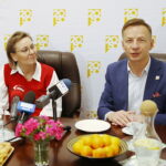 29.11.2024. Kielce. Śniadanie prasowe zorganizowane przez posła Rafała Kasprzyka. Na zdjęciu (od lewej): Adriana Porowska - minister do spraw Społeczeństwa Obywatelskiego, poseł Rafał Kasprzyk / Fot. Wiktor Taszłow - Radio Kielce