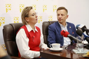 29.11.2024. Kielce. Śniadanie prasowe zorganizowane przez posła Rafała Kasprzyka. Na zdjęciu (od lewej): Adriana Porowska - minister do spraw Społeczeństwa Obywatelskiego, poseł Rafał Kasprzyk / Fot. Wiktor Taszłow - Radio Kielce