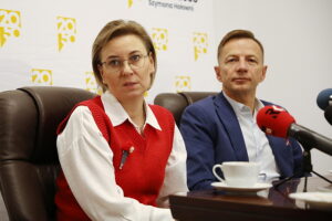 29.11.2024. Kielce. Śniadanie prasowe zorganizowane przez posła Rafała Kasprzyka. Na zdjęciu (od lewej): Adriana Porowska - minister do spraw Społeczeństwa Obywatelskiego, poseł Rafał Kasprzyk / Fot. Wiktor Taszłow - Radio Kielce