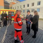26.11.2024. Staszów. Przekazanie dwóch nowych karetek dla szpitala / Fot. Grażyna Szlęzak - Radio Kielce