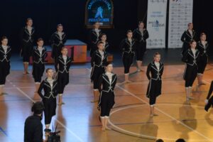 Formacja KLEKS w choreografii „IMPULS” / Fot. staszow.pl