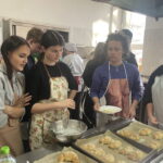 Aromat pieczonych rogali na szkolnych korytarzach