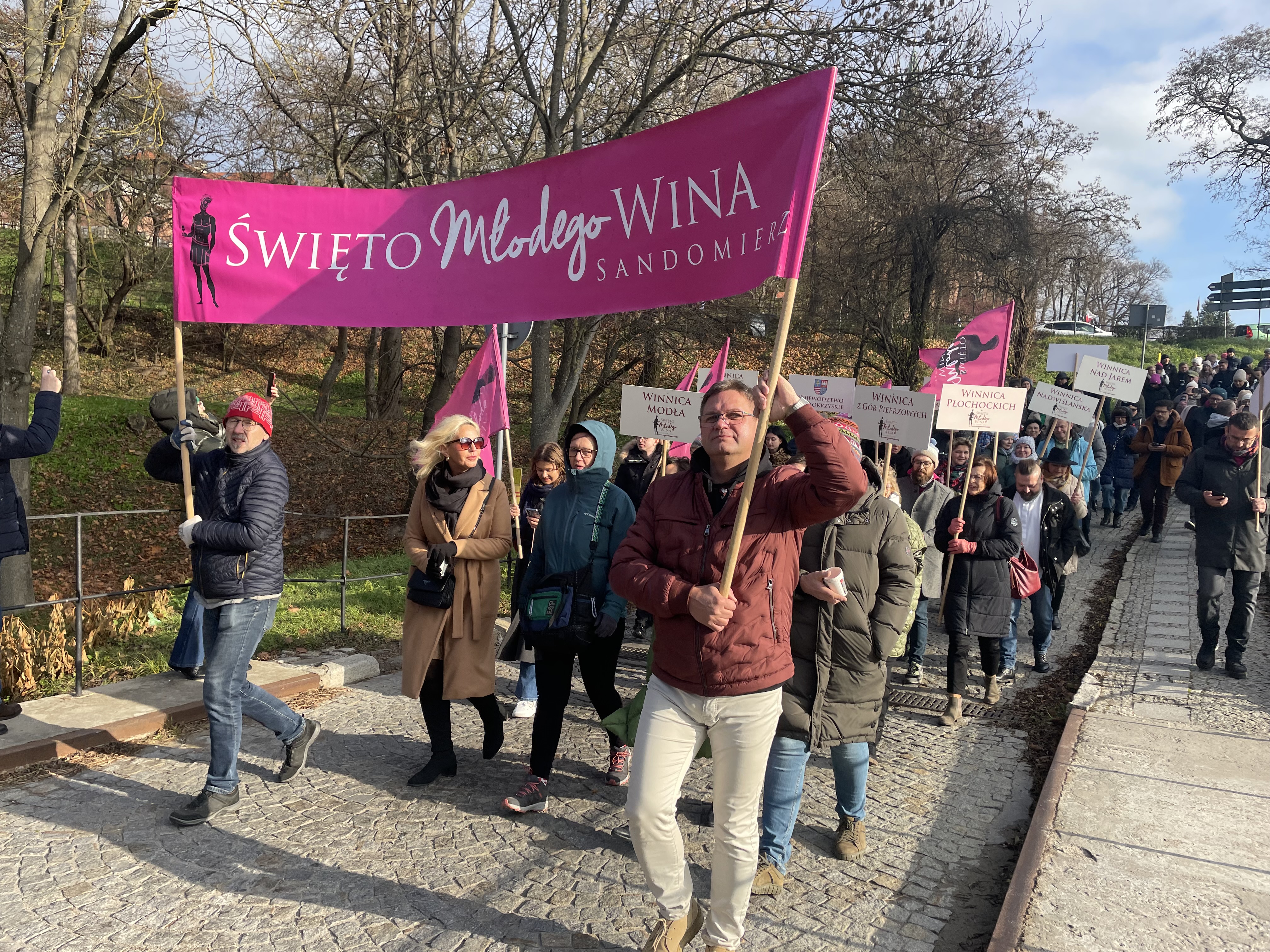 Turyści z różnych stron Polski biorą udział w Święcie Młodego Wina w Sandomierzu