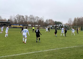 Czarni po raz piąty z rzędu schodzą z boiska pokonani