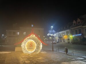 W Sandomierzu pojawiły się już pierwsze świąteczne dekoracje - Radio Kielce