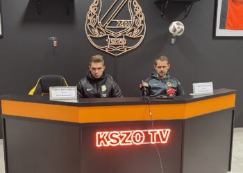 15.11.2024. Ostrowiec Św. 17. kolejka Betclic III ligi; KSZO 1929 - Podlasie Biała Podlaska. Na zdjęciu (od lewej): Artur Renkowski - trener Podlasia, Radosław Jacek - trener KSZO 1929 / Fot. Kamil Król - Radio Kielce