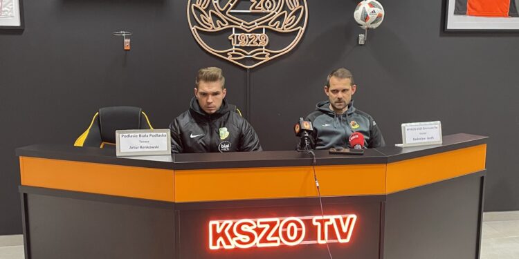 15.11.2024. Ostrowiec Św. 17. kolejka Betclic III ligi; KSZO 1929 - Podlasie Biała Podlaska. Na zdjęciu (od lewej): Artur Renkowski - trener Podlasia, Radosław Jacek - trener KSZO 1929 / Fot. Kamil Król - Radio Kielce