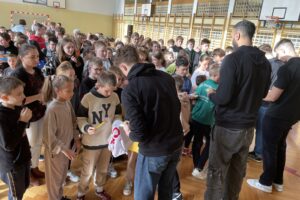 25.11.2024. Nagłowice. "Świętokrzyskie z Iskrą" - spotkanie piłkarzy ręcznych Industrii z uczniami Zespołu Placówek Oświatowych w Nagłowicach / Fot. Kamil Król - Radio Kielce