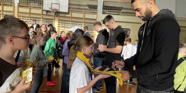 Piłkarze ręczni Industrii pod ostrzałem pytań uczniów