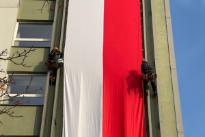 07.11.2024. Kielce. Wieszanie flagi na Świętokrzyskim Urzędzie Wojewódzkim w Kielcach / Fot. Wiktor Taszłow - Radio Kielce