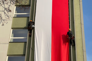 07.11.2024. Kielce. Wieszanie flagi na Świętokrzyskim Urzędzie Wojewódzkim w Kielcach / Fot. Wiktor Taszłow - Radio Kielce