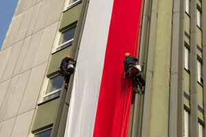 07.11.2024. Kielce. Wieszanie flagi na Świętokrzyskim Urzędzie Wojewódzkim w Kielcach / Fot. Wiktor Taszłow - Radio Kielce