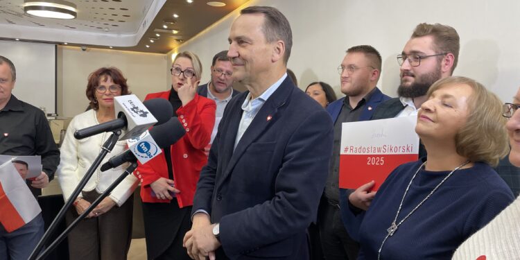 21.11.2024 Końskie. Minister Radosław Sikorski - spotkanie z mieszkańcami / Fot. Magdalena Galas-Klusek - Radio Kielce